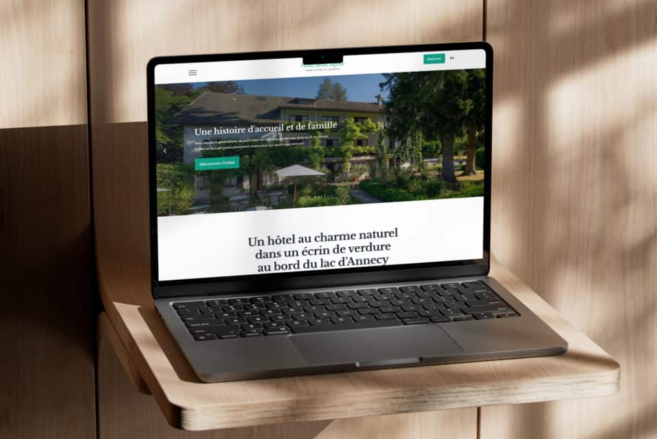 Capture d'écran de la page d'accueil du site de l'Hôtel Beau Séjour (refonte de site) dans une maquette d'ordinateur