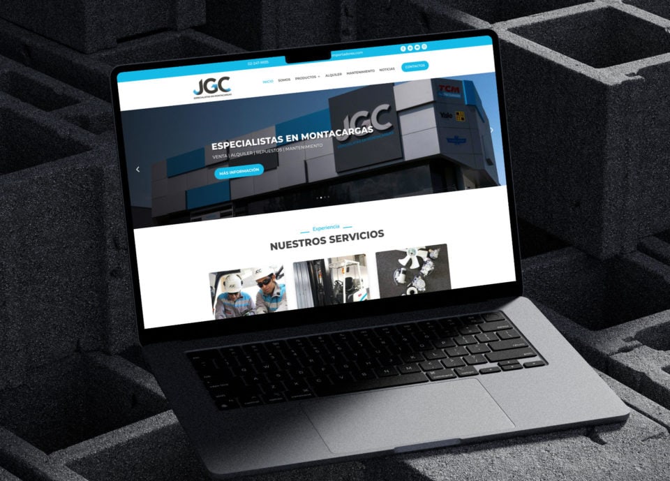 Capture d'écran de la page d'accueil du site de l'entreprise équatorienne JGC Importadores, spécialiste en chariots élévateurs (refonte de site) dans une maquette d'ordinateur portable sur fond sombre