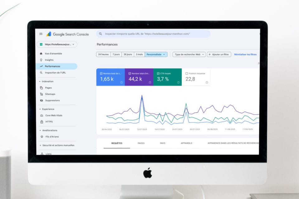 Capture d'écran des statistiques d'un site et leur évolution sur Google Search Console